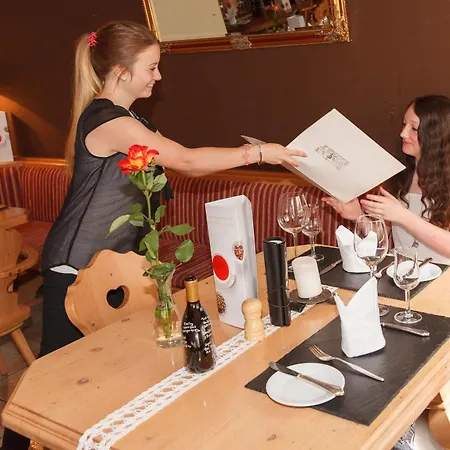 Restaurant Lindenhof ホテル